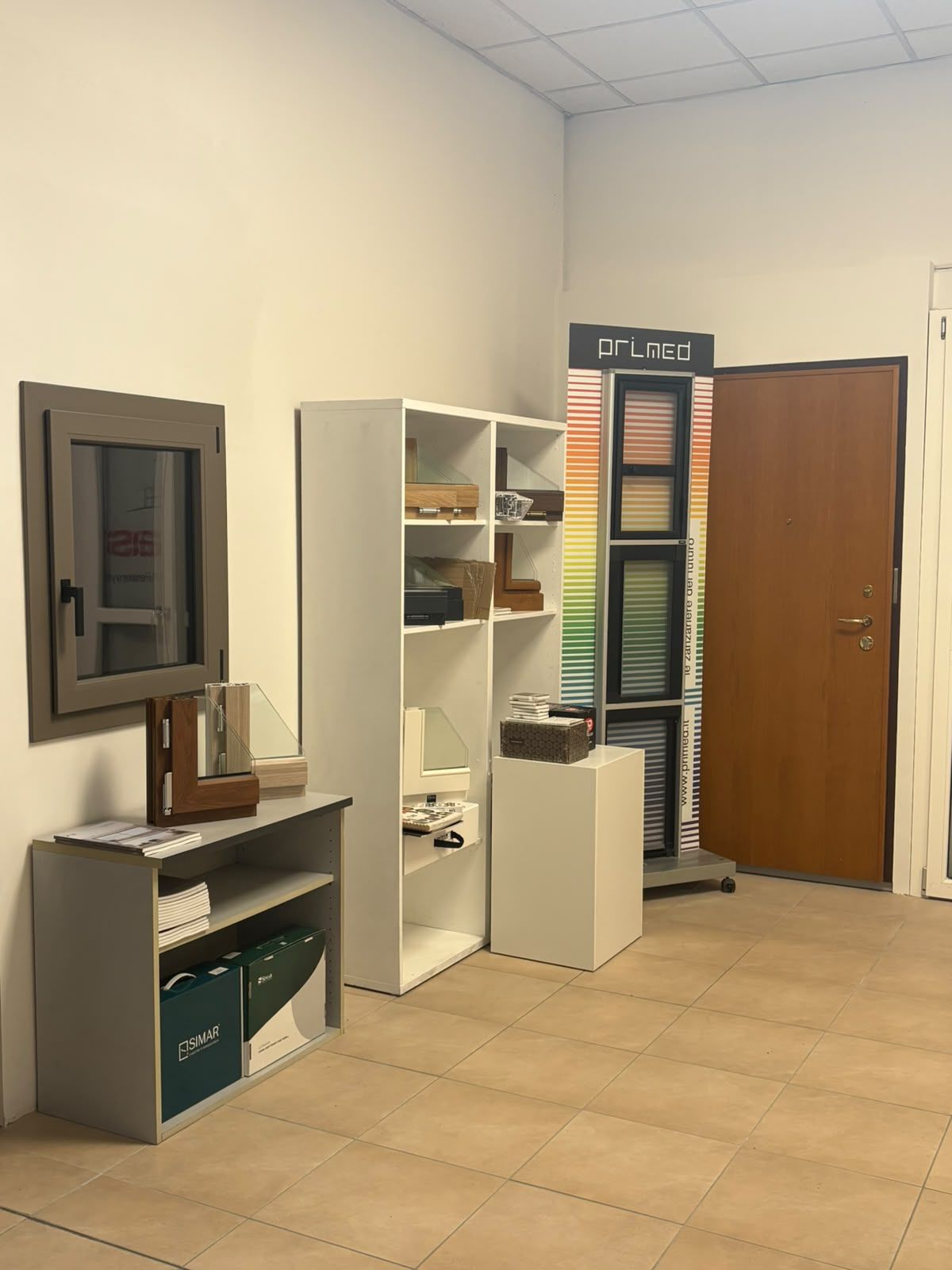 Porte esposte e finiture nello showroom